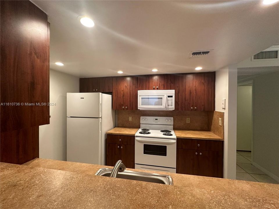 For Rent: $1,600 (1 beds, 1 baths, 720 Square Feet)