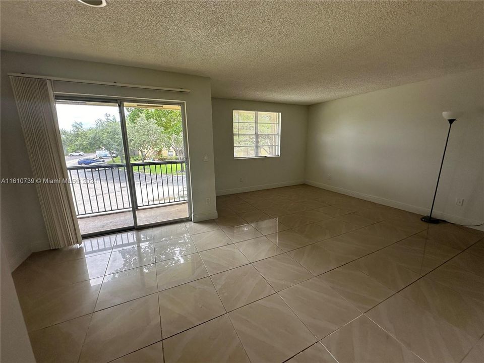 Active With Contract: $1,500 (1 beds, 1 baths, 785 Square Feet)