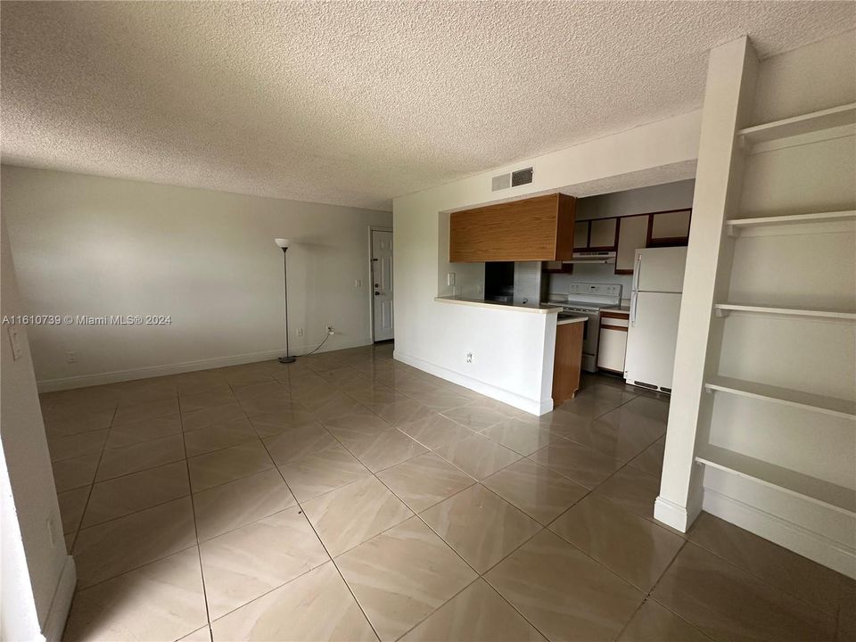 Active With Contract: $1,500 (1 beds, 1 baths, 785 Square Feet)