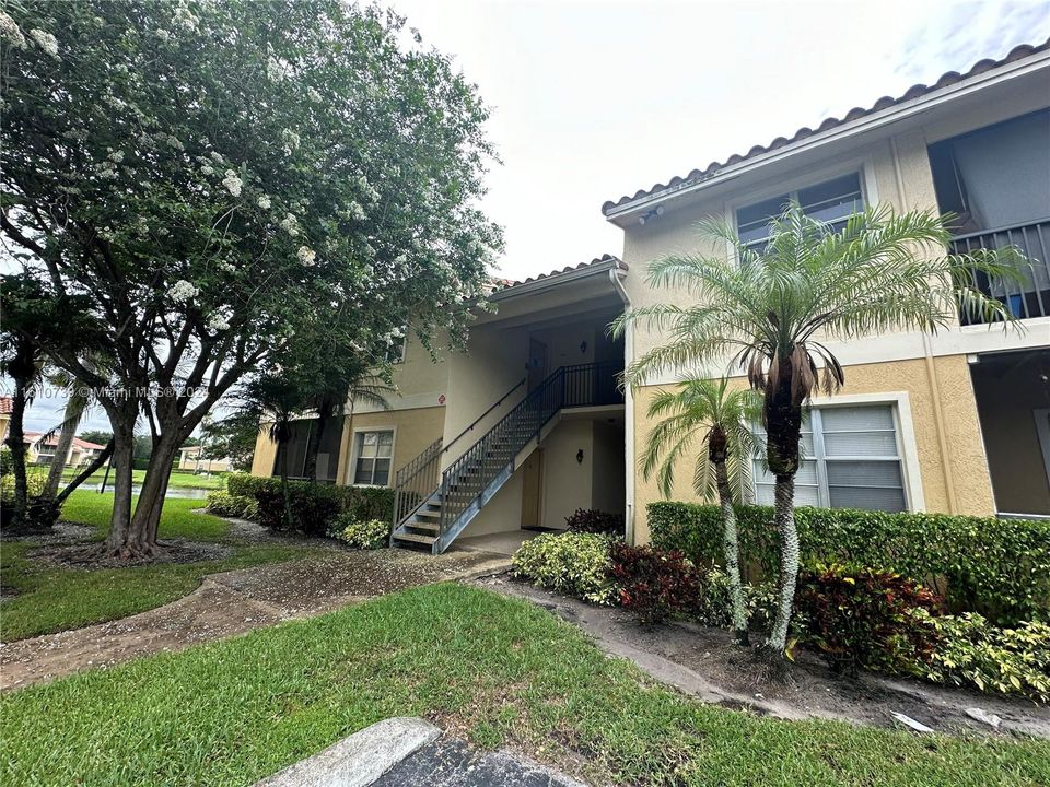 Active With Contract: $1,500 (1 beds, 1 baths, 785 Square Feet)