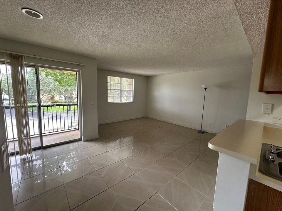 Active With Contract: $1,500 (1 beds, 1 baths, 785 Square Feet)