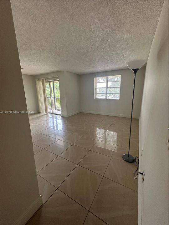 Active With Contract: $1,500 (1 beds, 1 baths, 785 Square Feet)