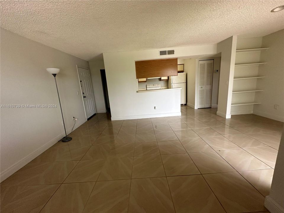 Active With Contract: $1,500 (1 beds, 1 baths, 785 Square Feet)