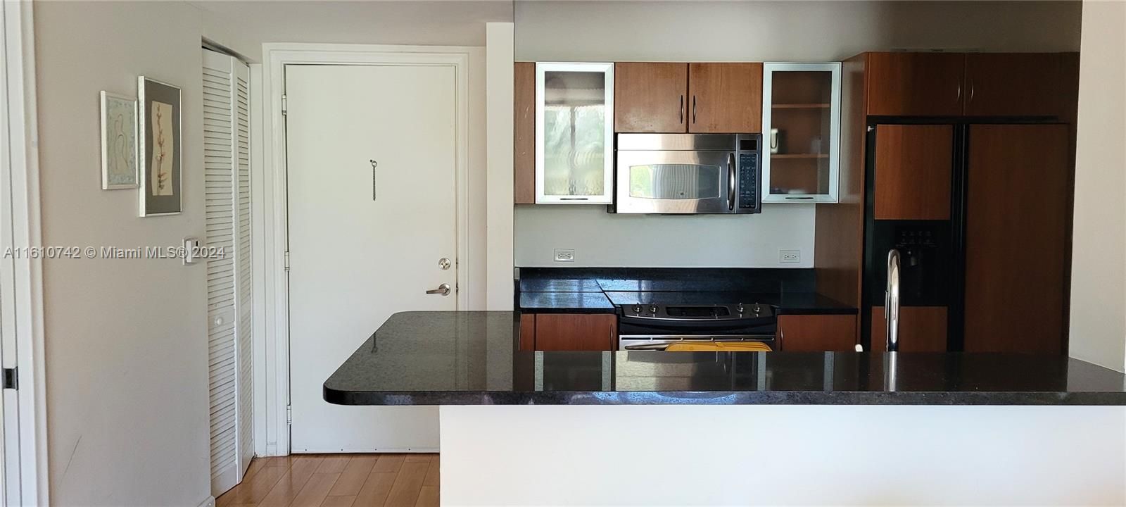 For Rent: $2,500 (1 beds, 1 baths, 752 Square Feet)