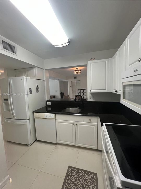 For Sale: $359,000 (2 beds, 2 baths, 1000 Square Feet)