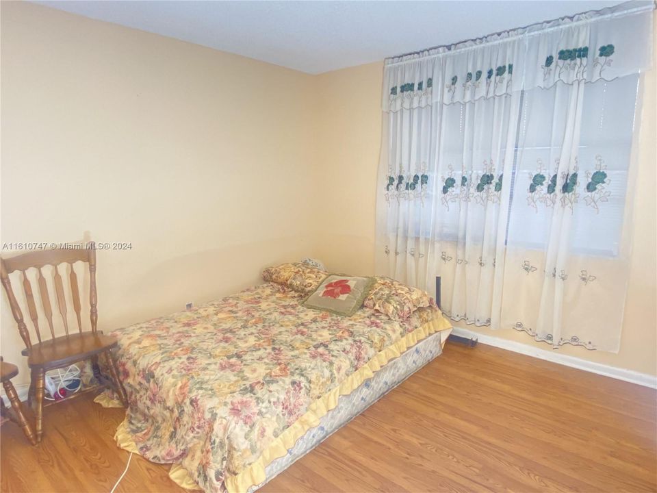 For Sale: $205,000 (2 beds, 2 baths, 1000 Square Feet)