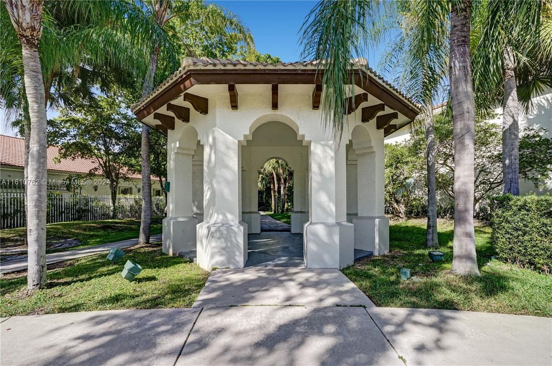 For Sale: $3,889,000 (5 beds, 5 baths, 6058 Square Feet)