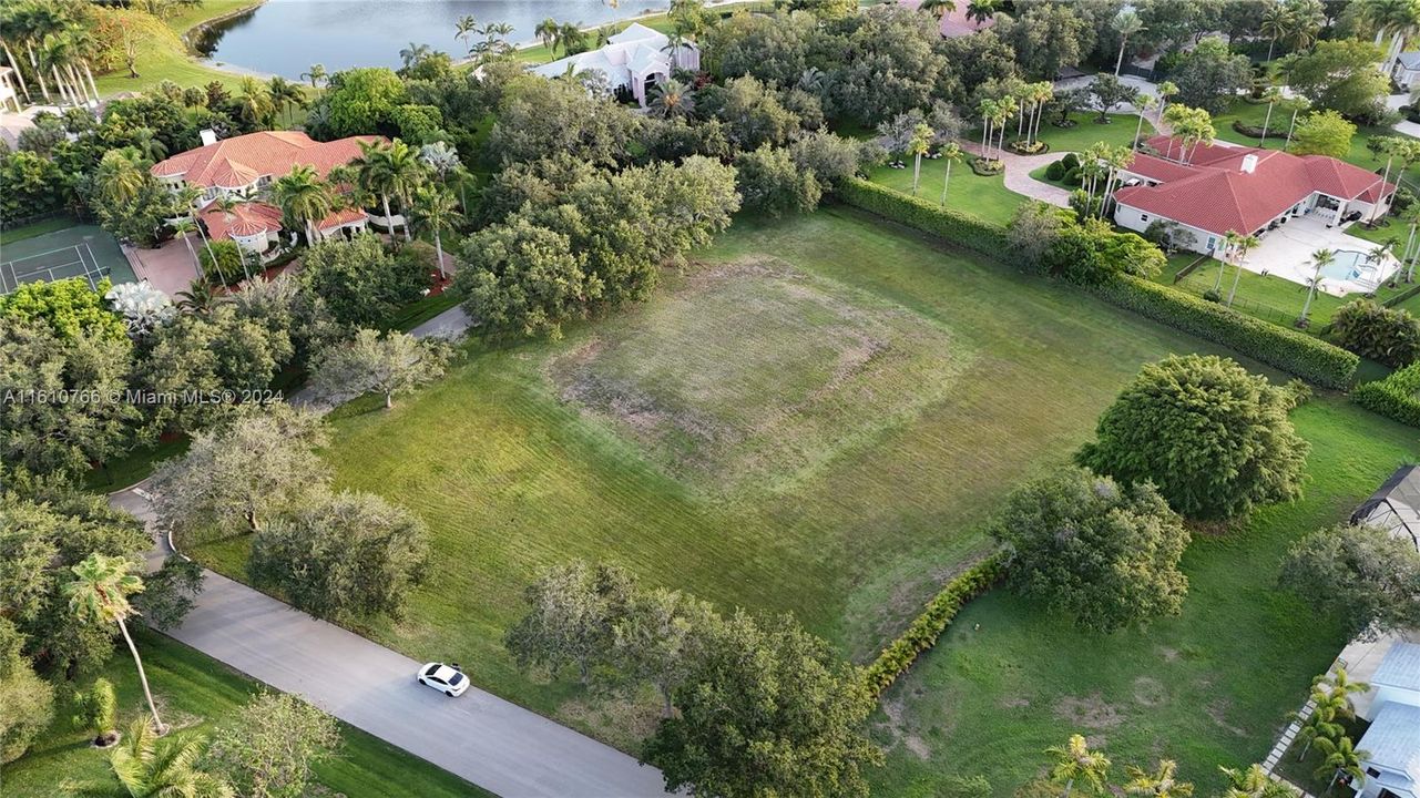 На продажу: $2,200,000 (1.80 acres)