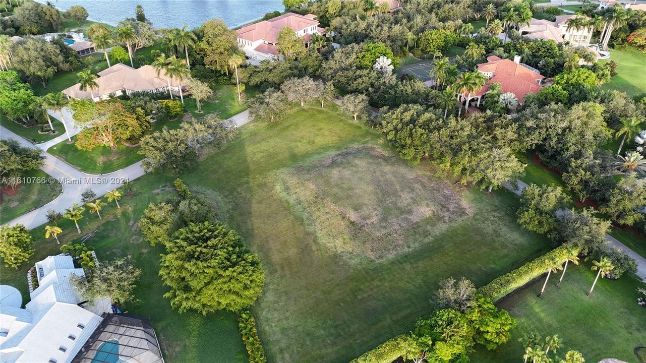 На продажу: $2,200,000 (1.80 acres)