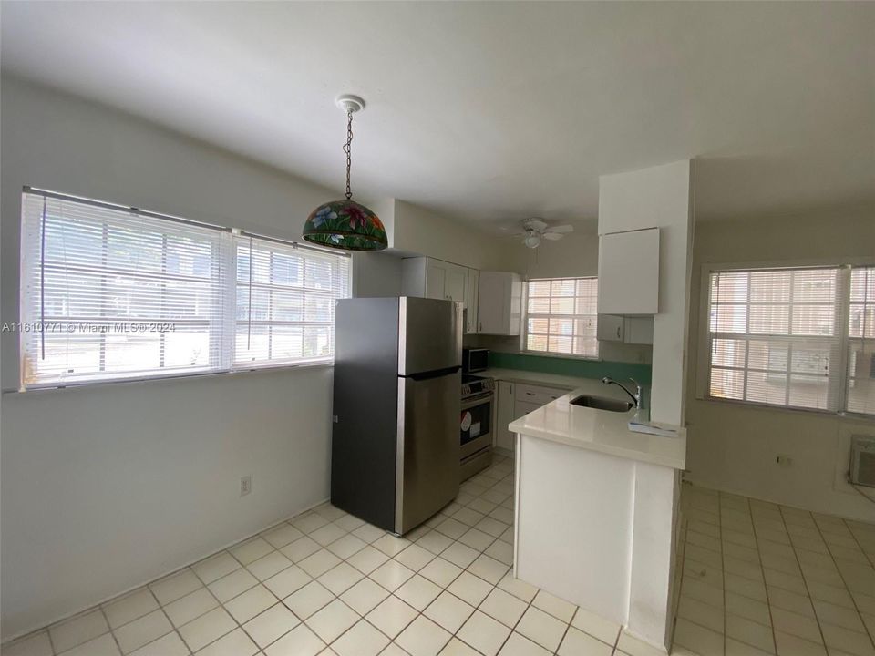 For Rent: $2,200 (1 beds, 1 baths, 565 Square Feet)