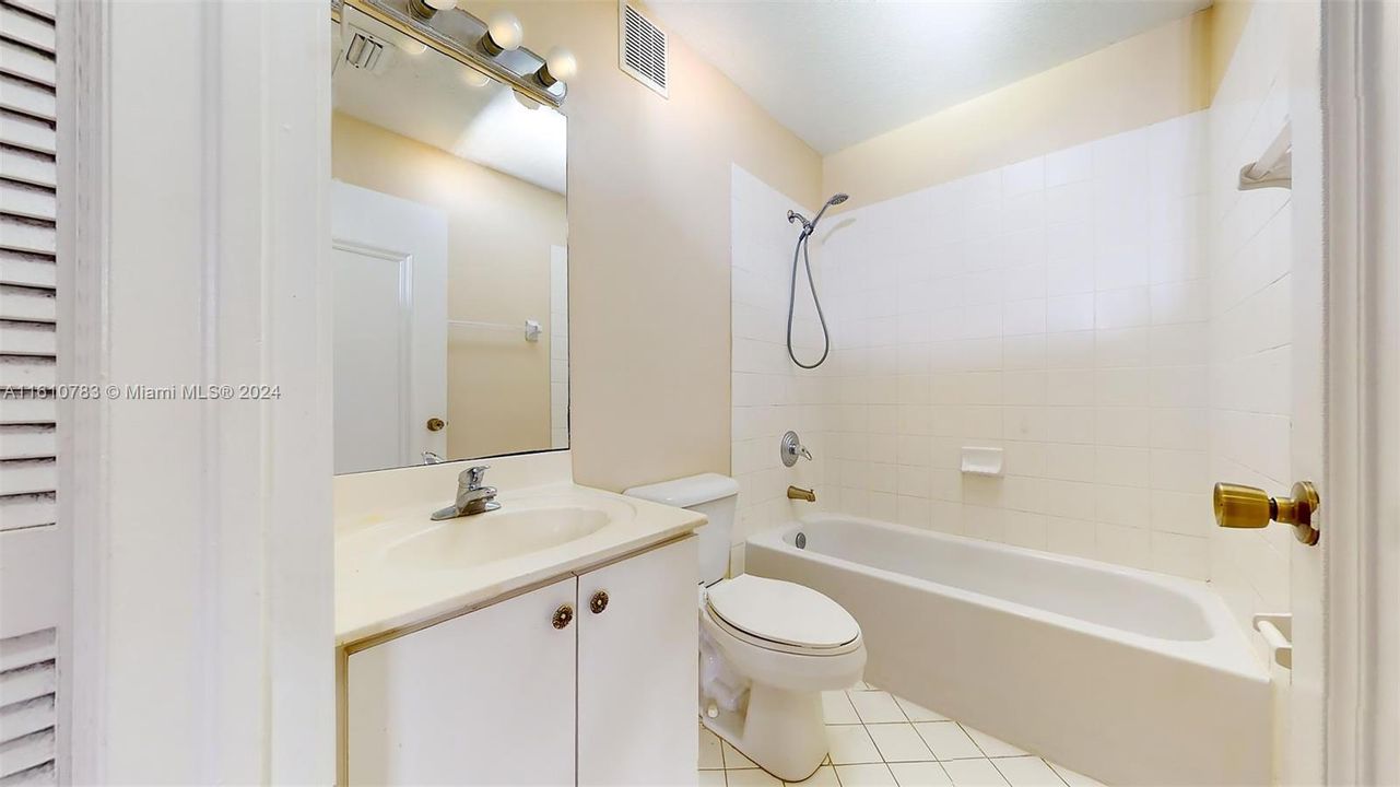 For Sale: $239,900 (2 beds, 2 baths, 910 Square Feet)