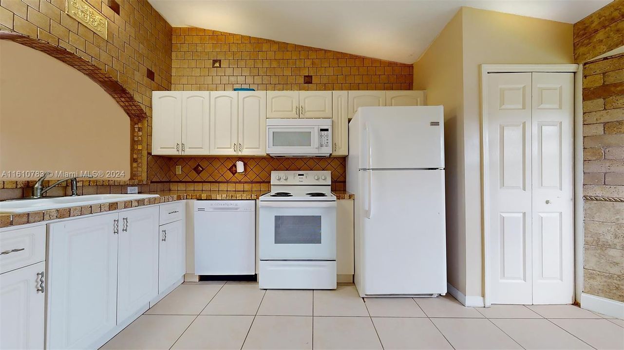 For Sale: $239,900 (2 beds, 2 baths, 910 Square Feet)