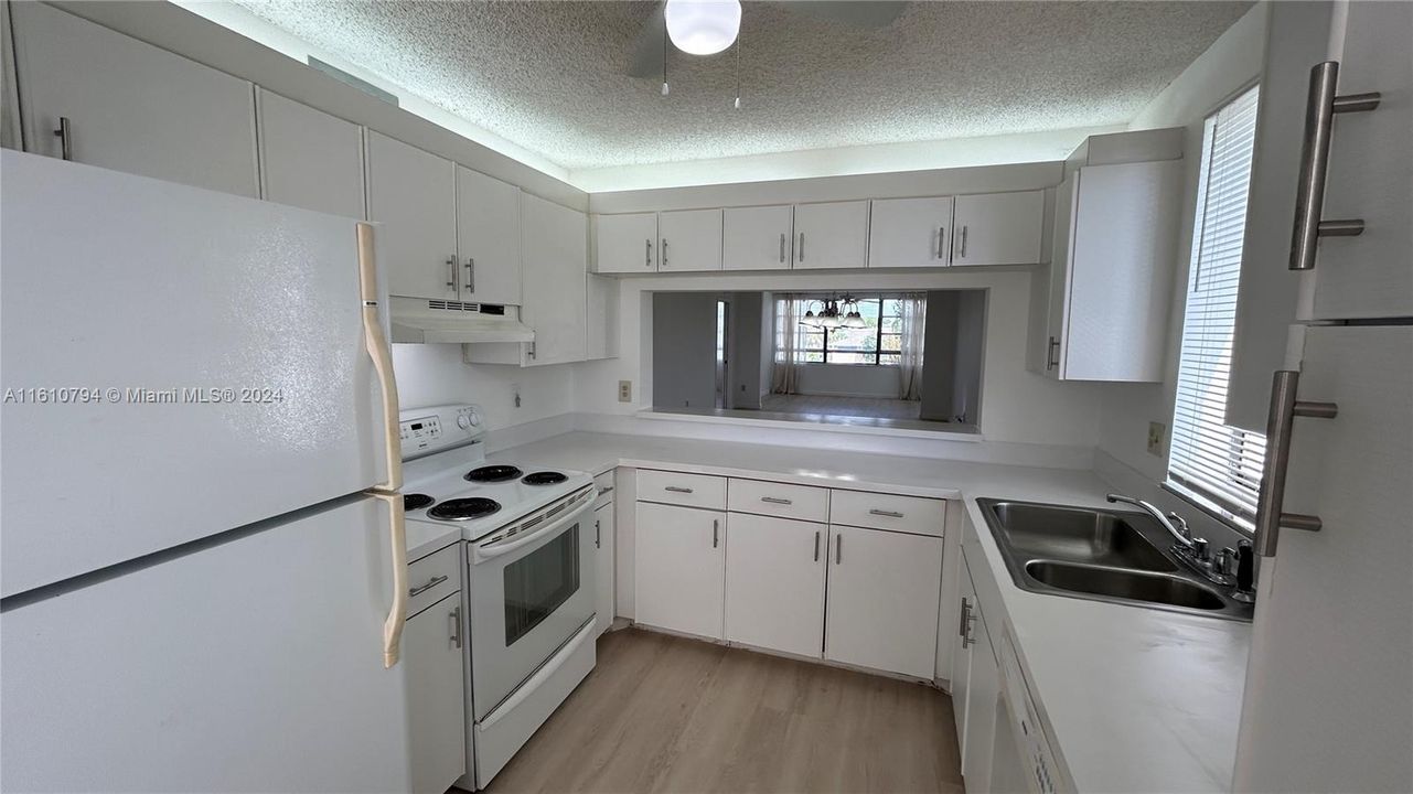 For Rent: $2,300 (2 beds, 2 baths, 1294 Square Feet)