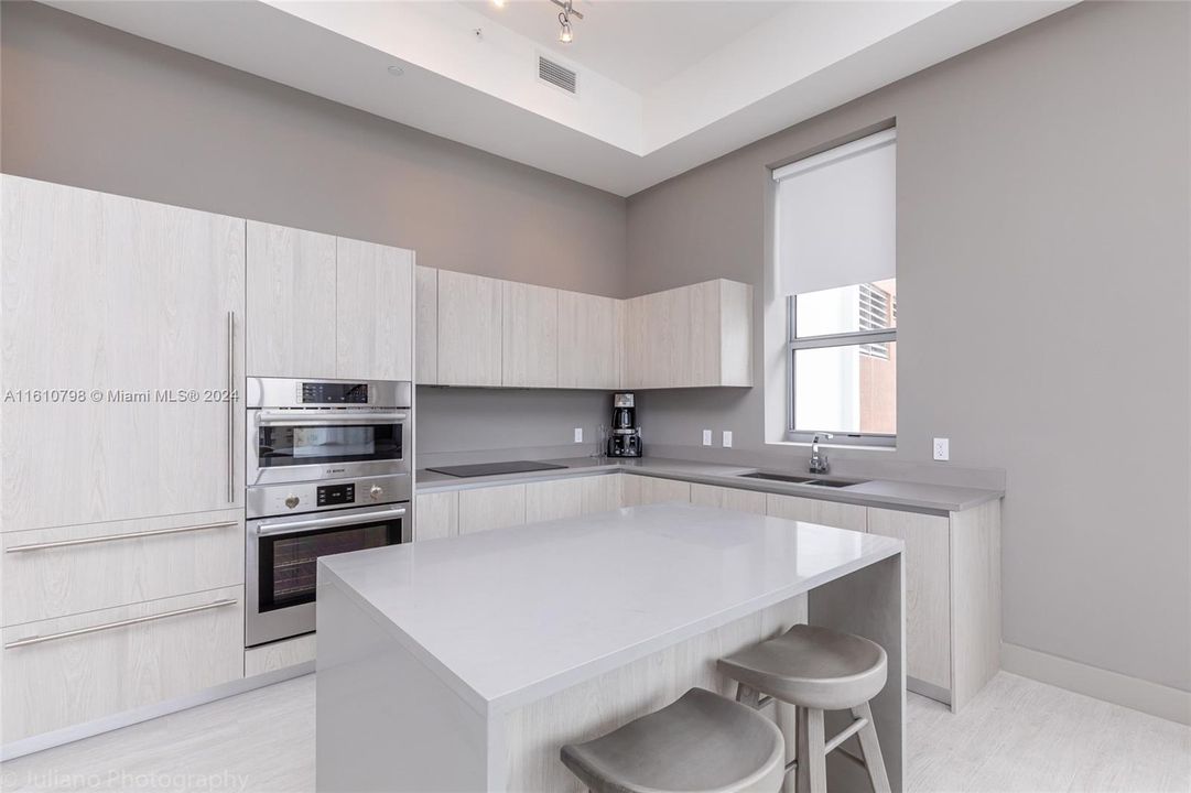 For Sale: $775,000 (2 beds, 2 baths, 1054 Square Feet)