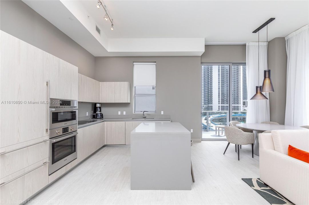 For Sale: $785,000 (2 beds, 2 baths, 1054 Square Feet)