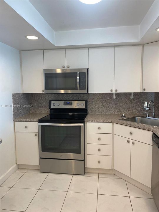 For Rent: $3,500 (1 beds, 2 baths, 824 Square Feet)