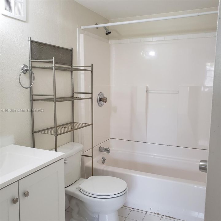 Recently Rented: $1,700 (1 beds, 1 baths, 705 Square Feet)