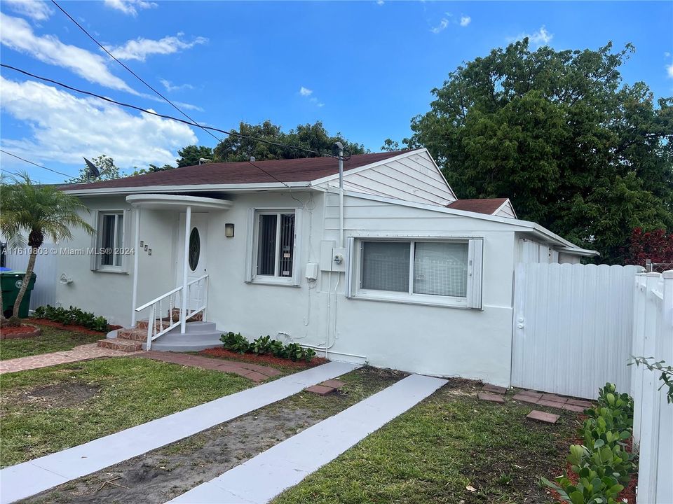 Active With Contract: $599,000 (3 beds, 2 baths, 1231 Square Feet)