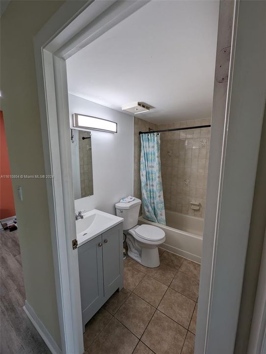 For Rent: $2,400 (2 beds, 2 baths, 898 Square Feet)