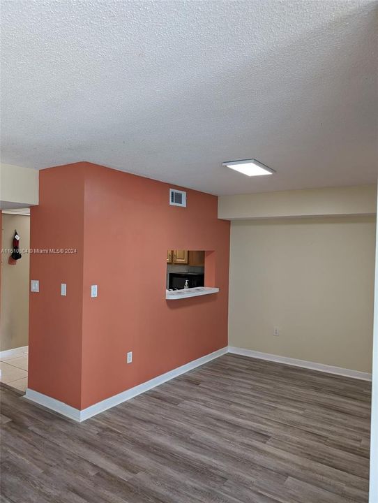 For Rent: $2,400 (2 beds, 2 baths, 898 Square Feet)