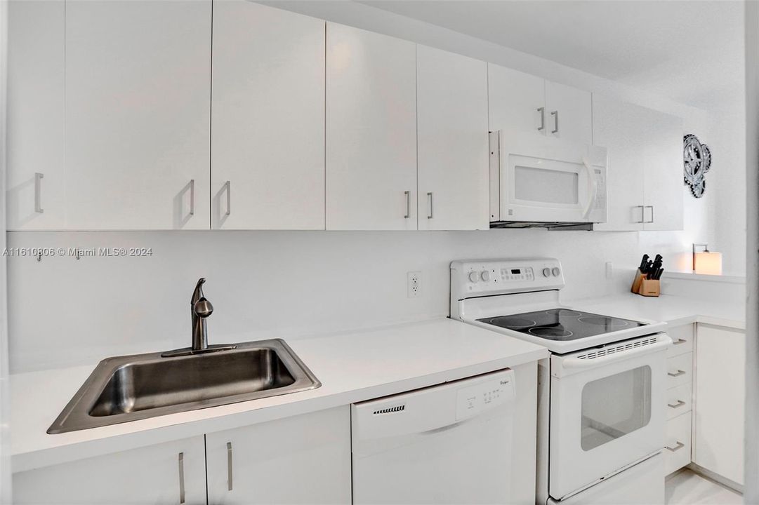 For Sale: $750,000 (2 beds, 1 baths, 950 Square Feet)