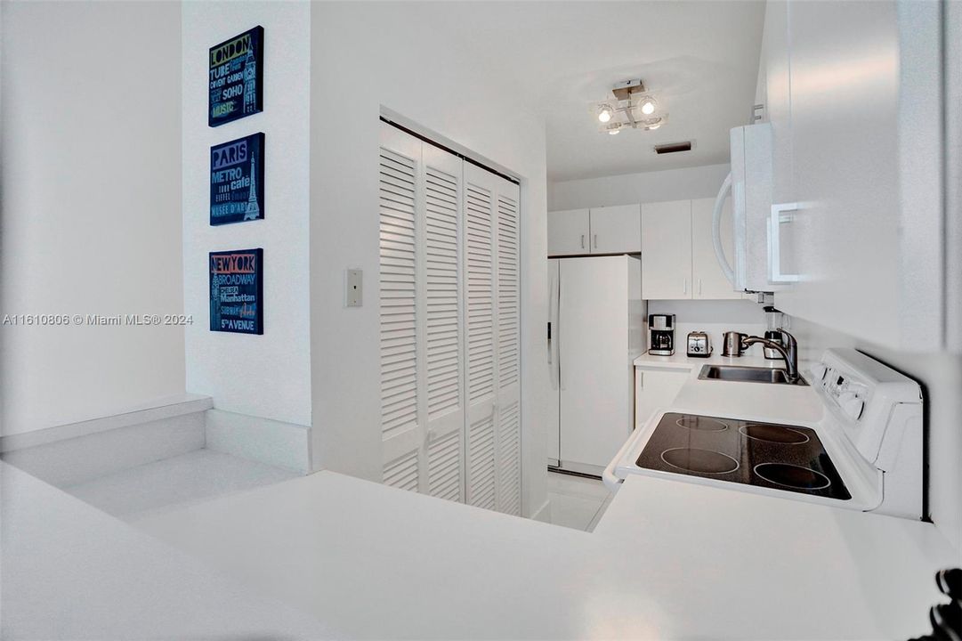 For Sale: $699,000 (2 beds, 1 baths, 950 Square Feet)