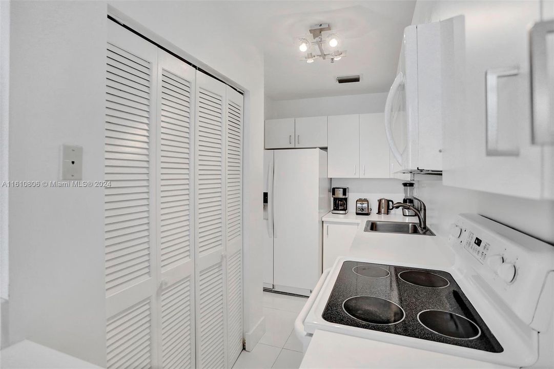For Sale: $750,000 (2 beds, 1 baths, 950 Square Feet)