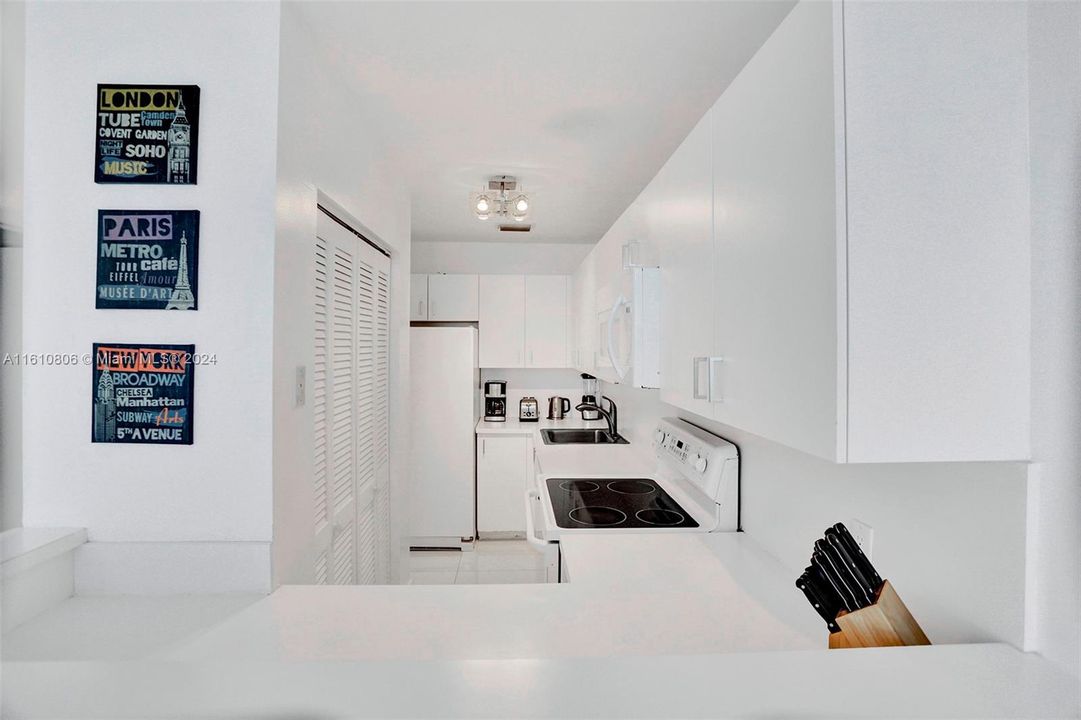 For Sale: $699,000 (2 beds, 1 baths, 950 Square Feet)