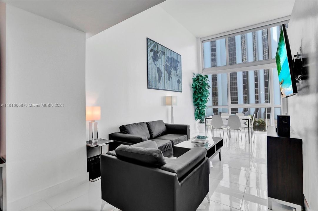 For Sale: $750,000 (2 beds, 1 baths, 950 Square Feet)