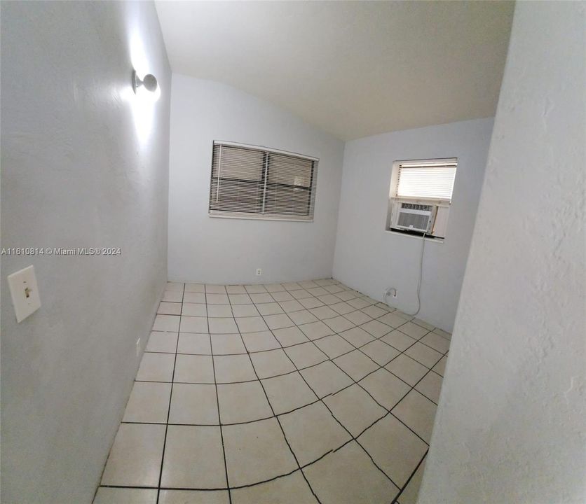 For Rent: $1,900 (2 beds, 1 baths, 1377 Square Feet)