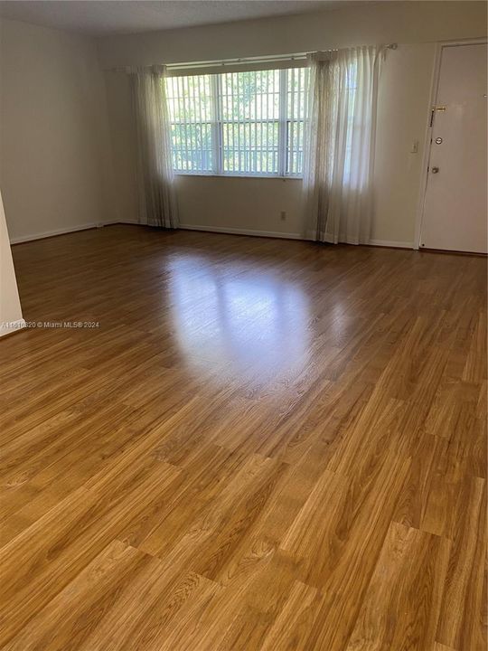 For Rent: $1,700 (1 beds, 1 baths, 811 Square Feet)