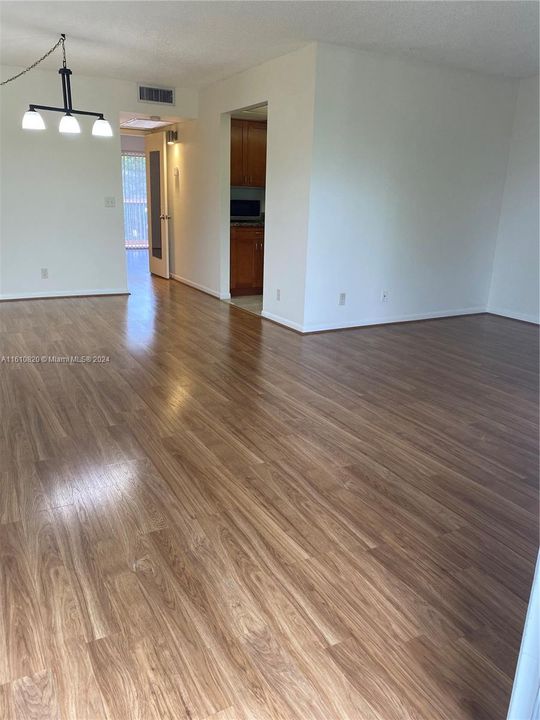 For Rent: $1,700 (1 beds, 1 baths, 811 Square Feet)