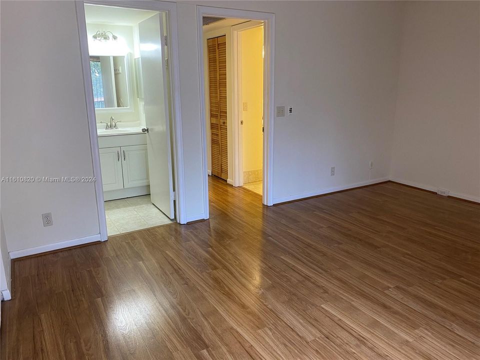 For Rent: $1,700 (1 beds, 1 baths, 811 Square Feet)