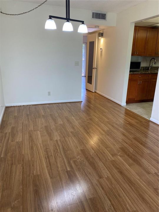 For Rent: $1,700 (1 beds, 1 baths, 811 Square Feet)