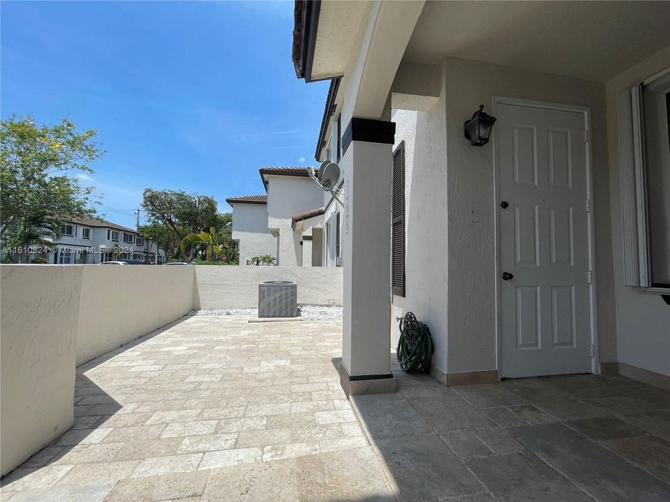 Active With Contract: $2,400 (2 beds, 1 baths, 1030 Square Feet)