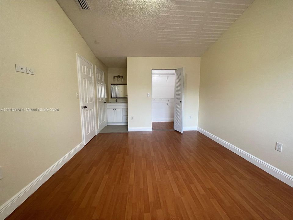 Active With Contract: $2,400 (2 beds, 1 baths, 1030 Square Feet)