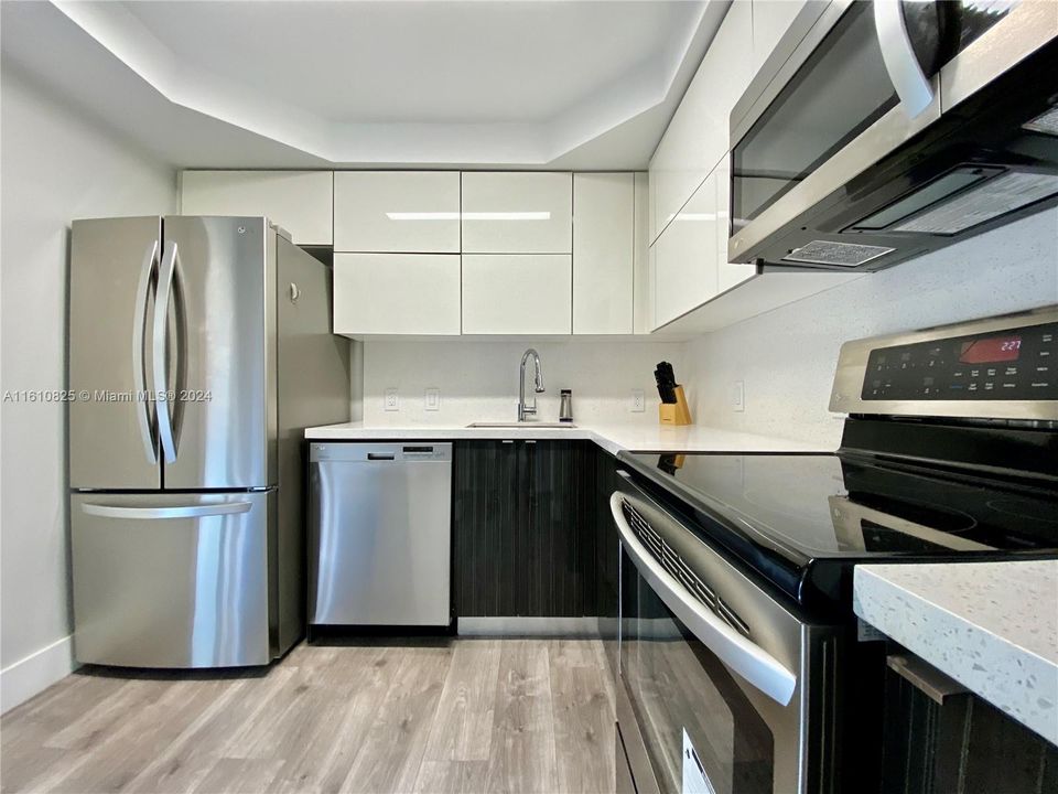 For Sale: $247,500 (1 beds, 1 baths, 741 Square Feet)
