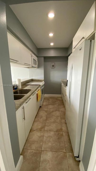 For Sale: $320,000 (1 beds, 1 baths, 741 Square Feet)
