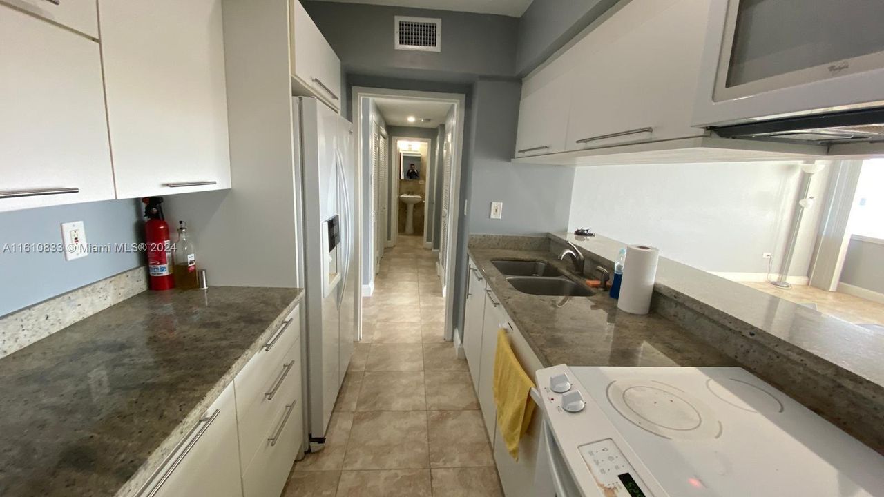 For Sale: $320,000 (1 beds, 1 baths, 741 Square Feet)