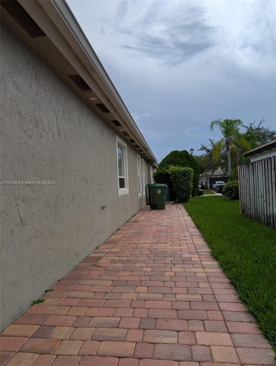 Recently Rented: $4,300 (3 beds, 2 baths, 1889 Square Feet)