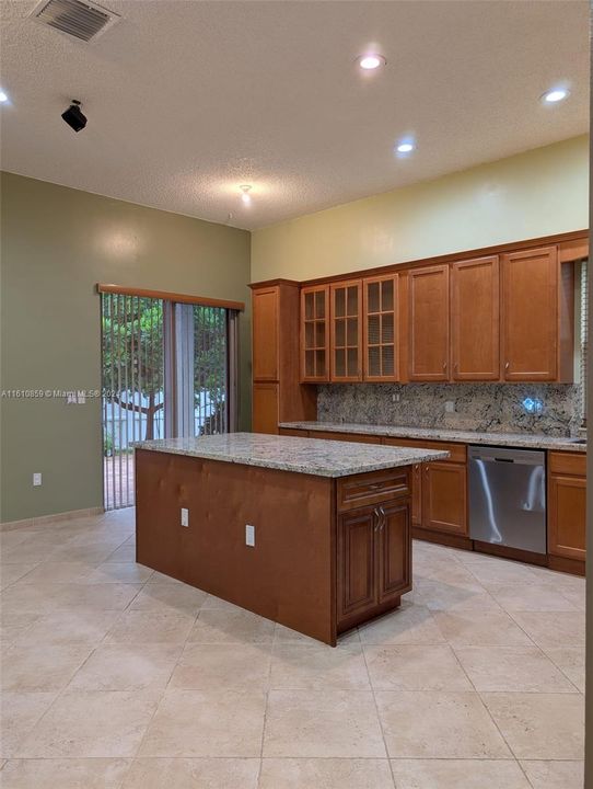 Recently Rented: $4,300 (3 beds, 2 baths, 1889 Square Feet)