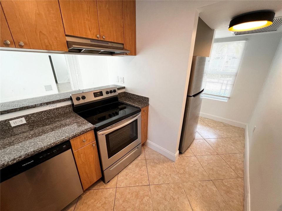 For Rent: $2,350 (1 beds, 1 baths, 775 Square Feet)