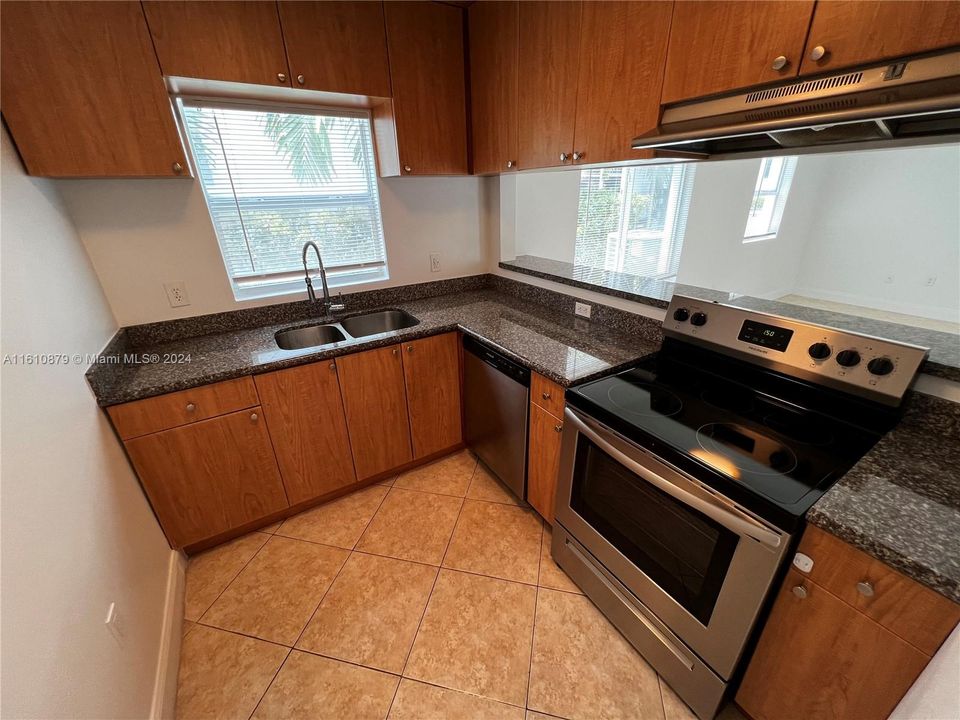 For Rent: $2,350 (1 beds, 1 baths, 775 Square Feet)