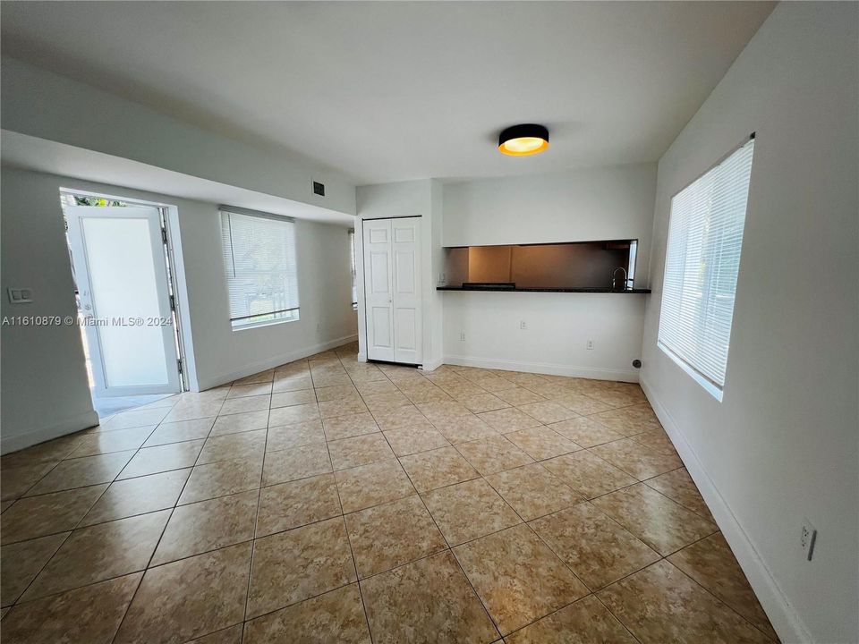 For Rent: $2,350 (1 beds, 1 baths, 775 Square Feet)