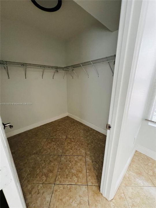 For Rent: $2,350 (1 beds, 1 baths, 775 Square Feet)