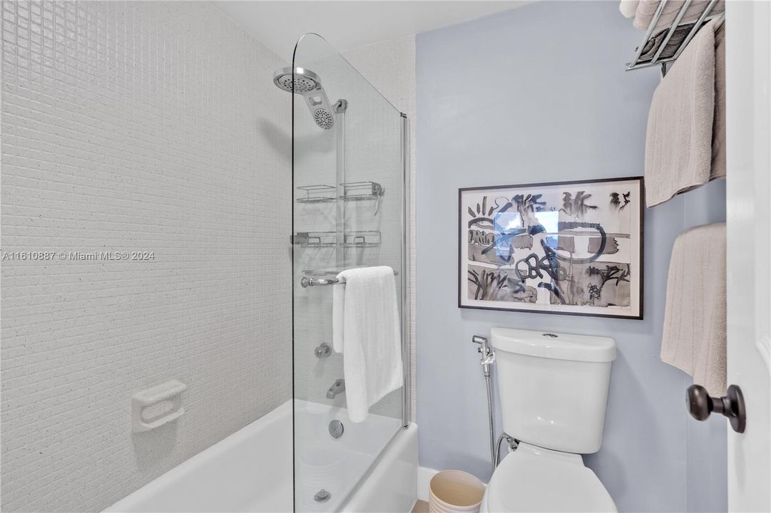 For Sale: $400,000 (1 beds, 1 baths, 1040 Square Feet)