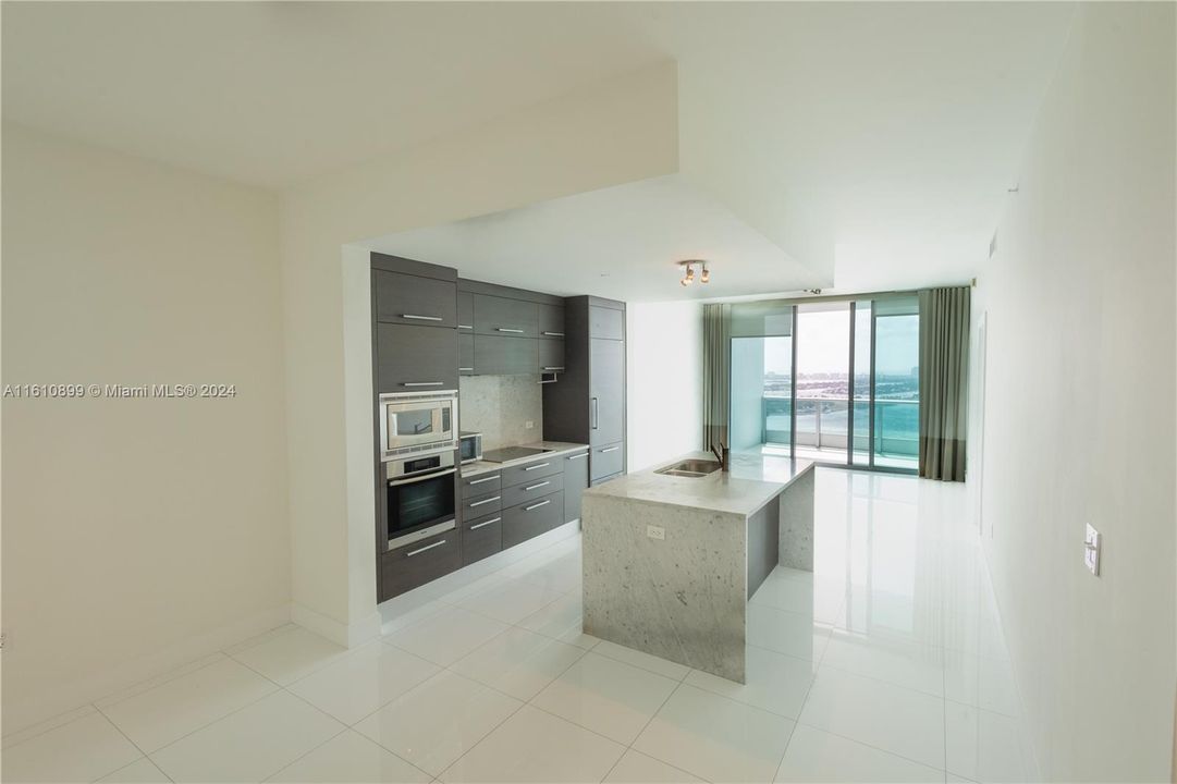 For Sale: $785,000 (1 beds, 2 baths, 912 Square Feet)