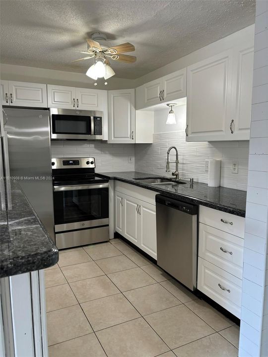 For Rent: $2,400 (2 beds, 2 baths, 976 Square Feet)