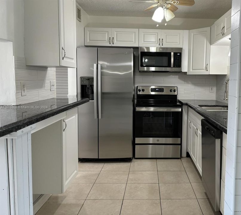 For Rent: $2,400 (2 beds, 2 baths, 976 Square Feet)