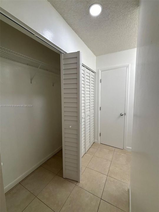 For Rent: $2,400 (2 beds, 2 baths, 976 Square Feet)